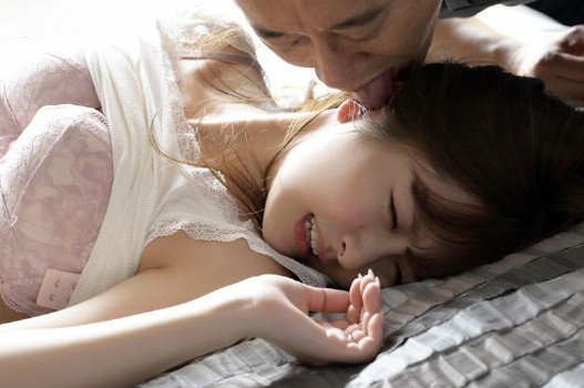 คู่รักค้นพบความสุขใหม่ ๆ ในสโมสรเพื่อเปลี่ยนคู่ค้าเพื่อตอบสนองตัวเอง