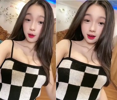 สาวเซ็กซี่สวมชุดชั้นในลูกไม้ในห้องนอน