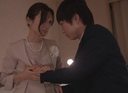 ลูกชายเพิ่งผ่านการสอบเข้ามหาวิทยาลัยที่จะได้รับการปรนนิบัติโดยแม่ของเขา