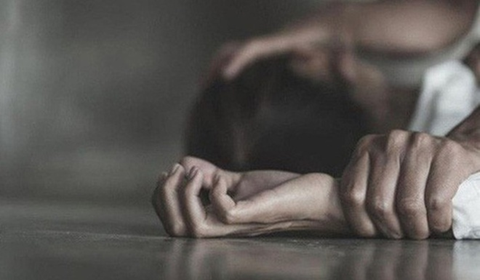 เล่นซ่อนและค้นหากับน้องสาวในคืนที่มืดมิด