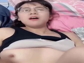 ฉันเป็นแว่นตาสวยที่เพื่อนสนิทของฉันบดขยี้