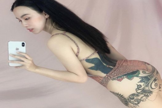 Linh Miu แสดงคลิปร้อนกับเพื่อนสนิทสองคน