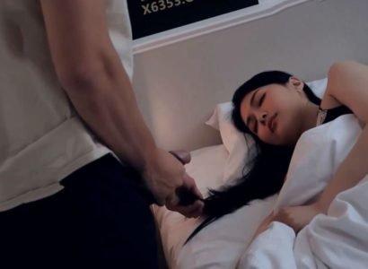 แม่เลี้ยงเห็นลูกชายของเธอมีความสุขคนเดียวโดยบังเอิญ