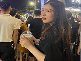 แต่ Lyna ก็เต็มไปด้วยคนผลึกในขณะที่ดูด