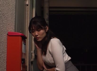 เพื่อนบ้านของแพะแอบแอบดูและนำน้องสาวของเพื่อนบ้านที่สวยงามเข้ามาในห้อง
